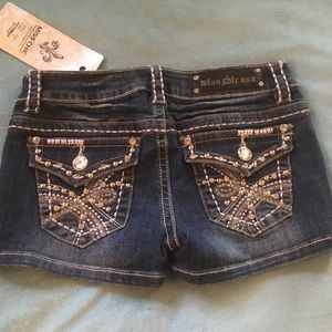 MISS CHIC Shorts: NWT. Size 27